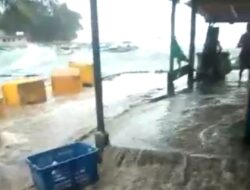 Cuaca Buruk, Gelombang Tinggi Hantam Pemukiman Warga di Pesibar
