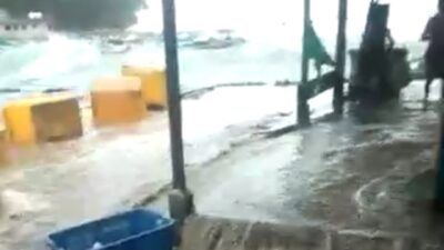 Cuaca Buruk, Gelombang Tinggi Hantam Pemukiman Warga di Pesibar