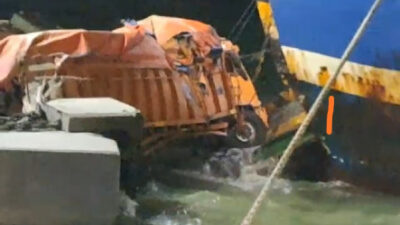 Truk Jatuh ke Laut, Penyeberangan Merak-Bakauheni Sempat Ditutup Enam Jam