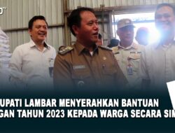 Pj Bupati Lampung Barat Menyerahkan Bantuan Pangan Tahun 2023 Kepada Warga Secara Simbolis