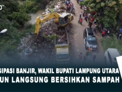 Antisipasi Banjir, Wakil Bupati Lampung Utara Turun Langsung Bersihkan Sampah