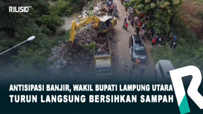 Antisipasi Banjir, Wakil Bupati Lampung Utara Turun Langsung Bersihkan Sampah