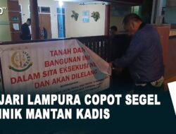 Kejari Lampura Copot Segel Klinik Mantan Kadis