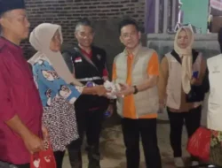 Ketua DPRD Bandar Lampung Bagikan Nasi Bungkus dan Air Mineral ke Korban Banjir