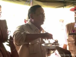 Momen Presiden Prabowo Cicipi Makanan untuk Pengungsi Korban Banjir di Aceh