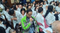 Nadiem Kenakan Jaket Ojol Jelang Bacakan Pleidoi Kasus Chromebook