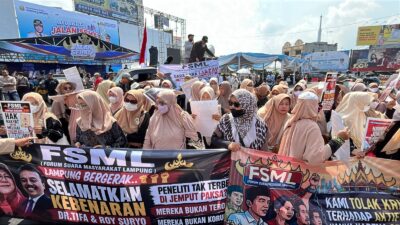 Seratusan Massa Tolak Kedatangan Jokowi di Lampung