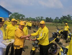 Hanan A Rozak Serahkan Motor Operasional ke PK Golkar Lamteng