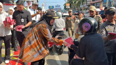 Sambut Hari Kemerdekaan, Eva Dwiana Bagikan 10 Ribu Bendera Merah Putih ke Warga